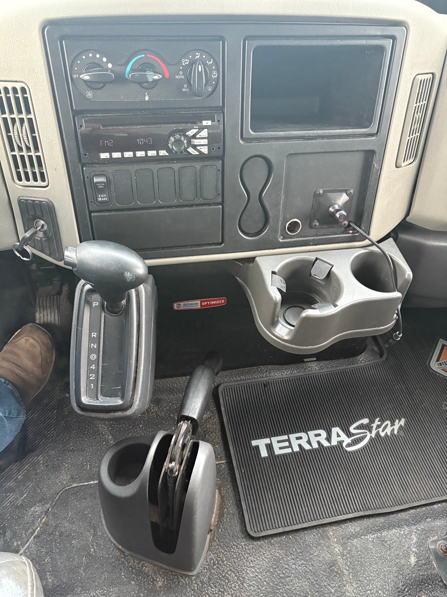 2015 International Terrastar 16ft Box Truck w/ Lift