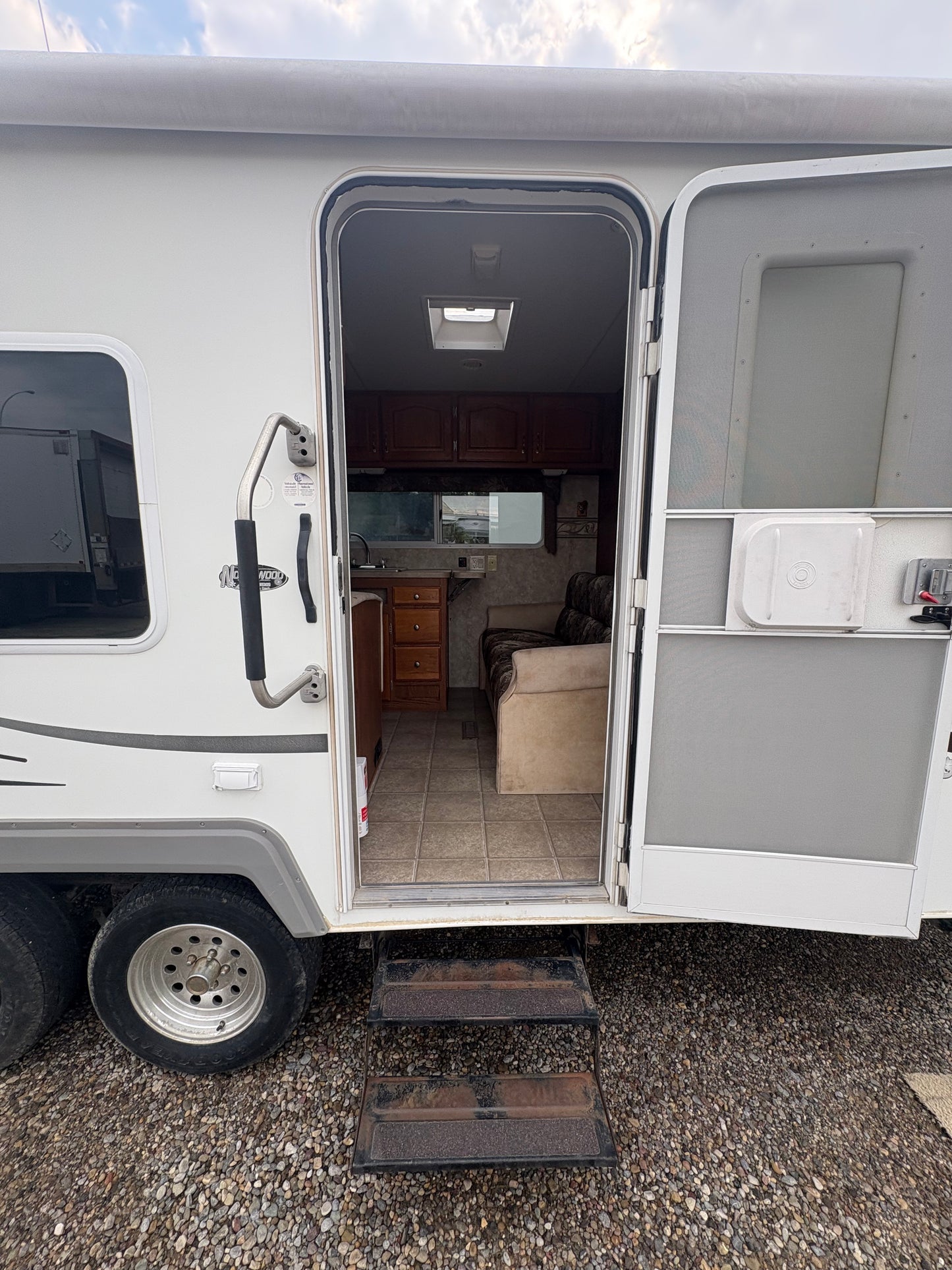 2008 Arctic Fox 22H 4 Season All Weather Coach