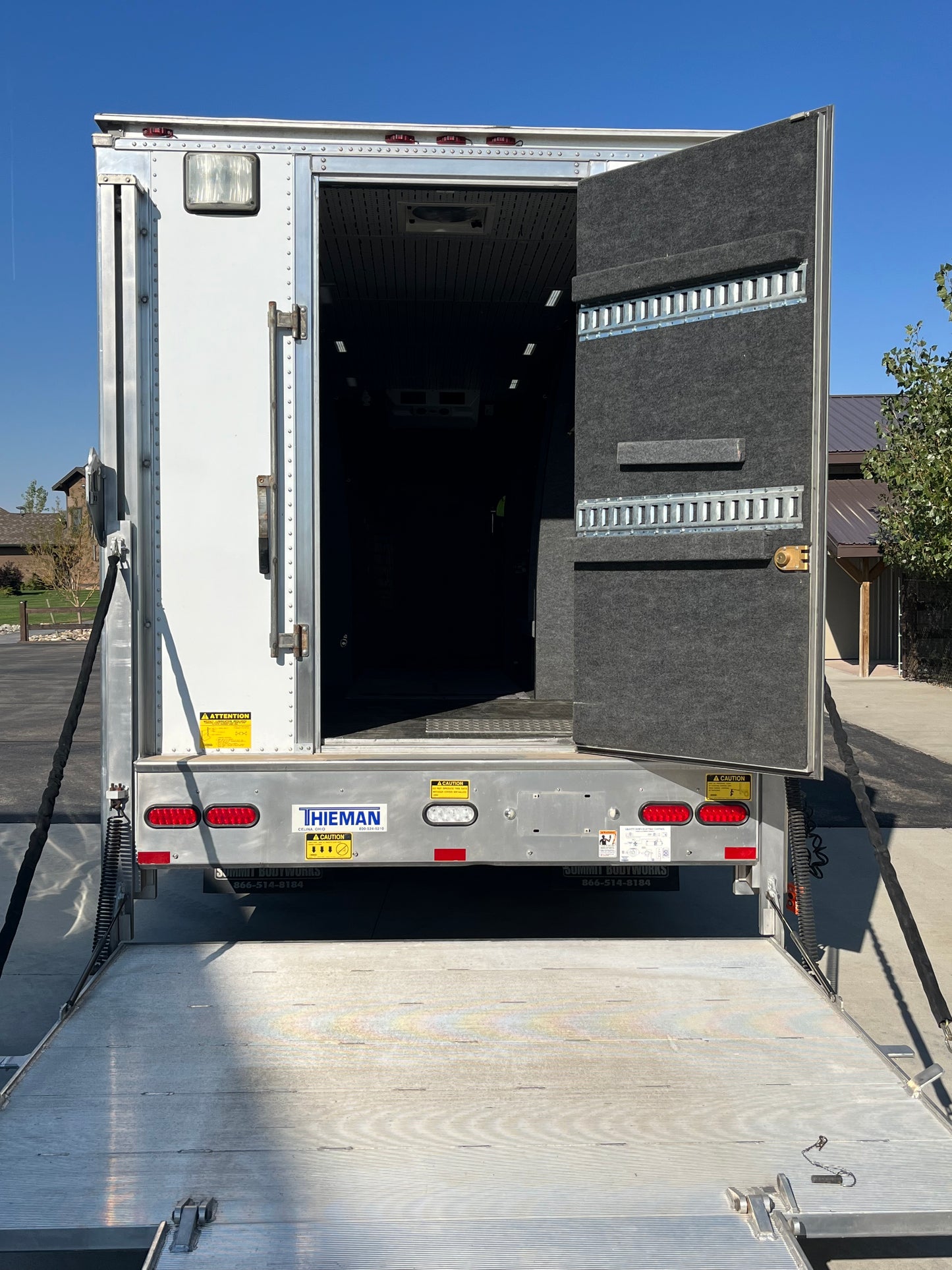 Isuzu Diesel Box Truck w/ Lift Gate