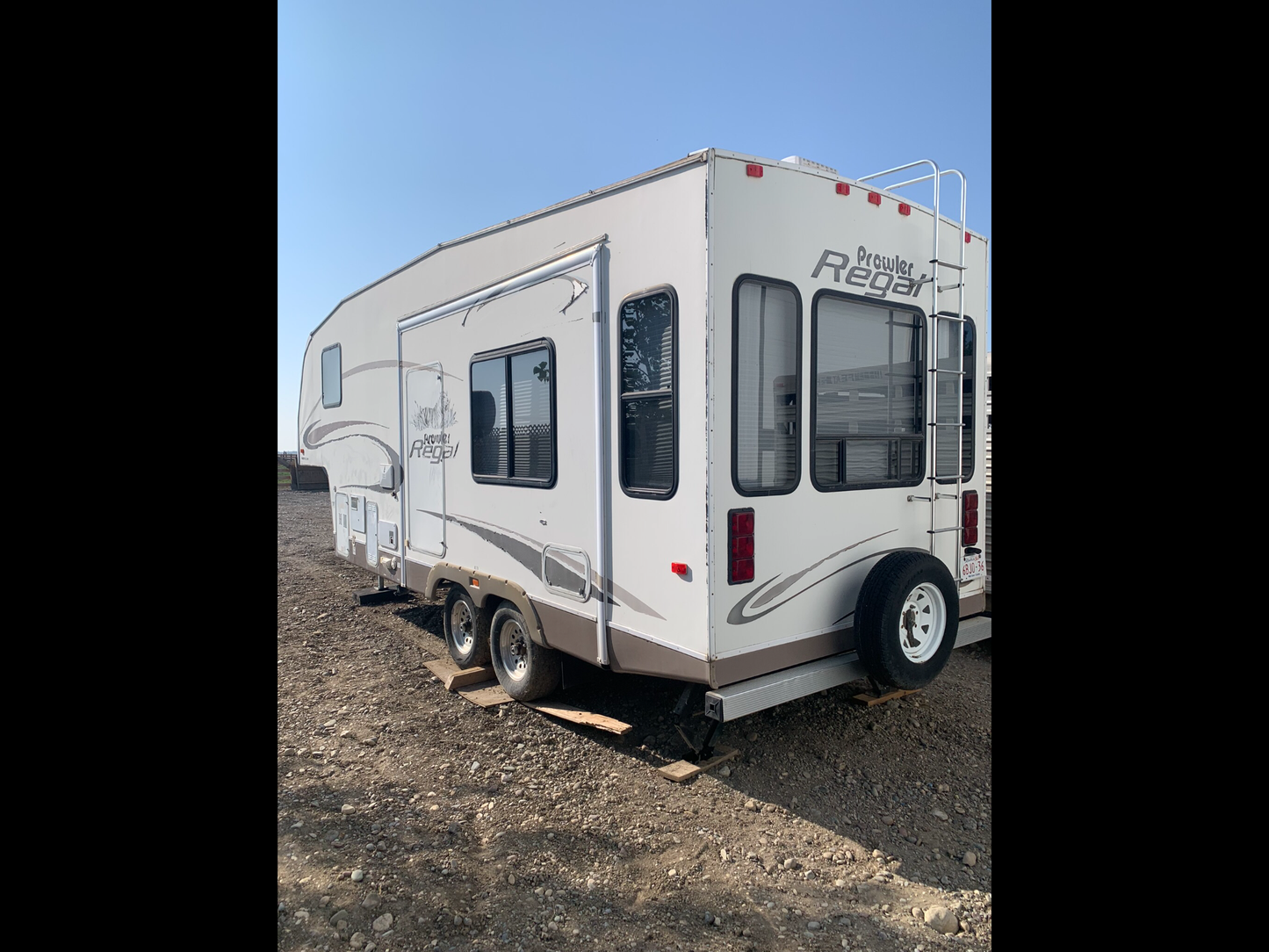 2004 Prowler 5th Wheel Rear Living