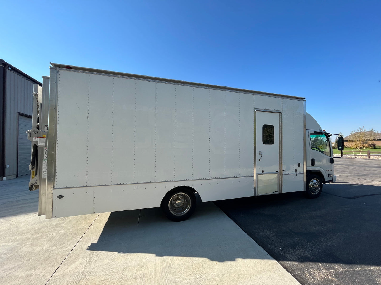 Isuzu Diesel Box Truck w/ Lift Gate