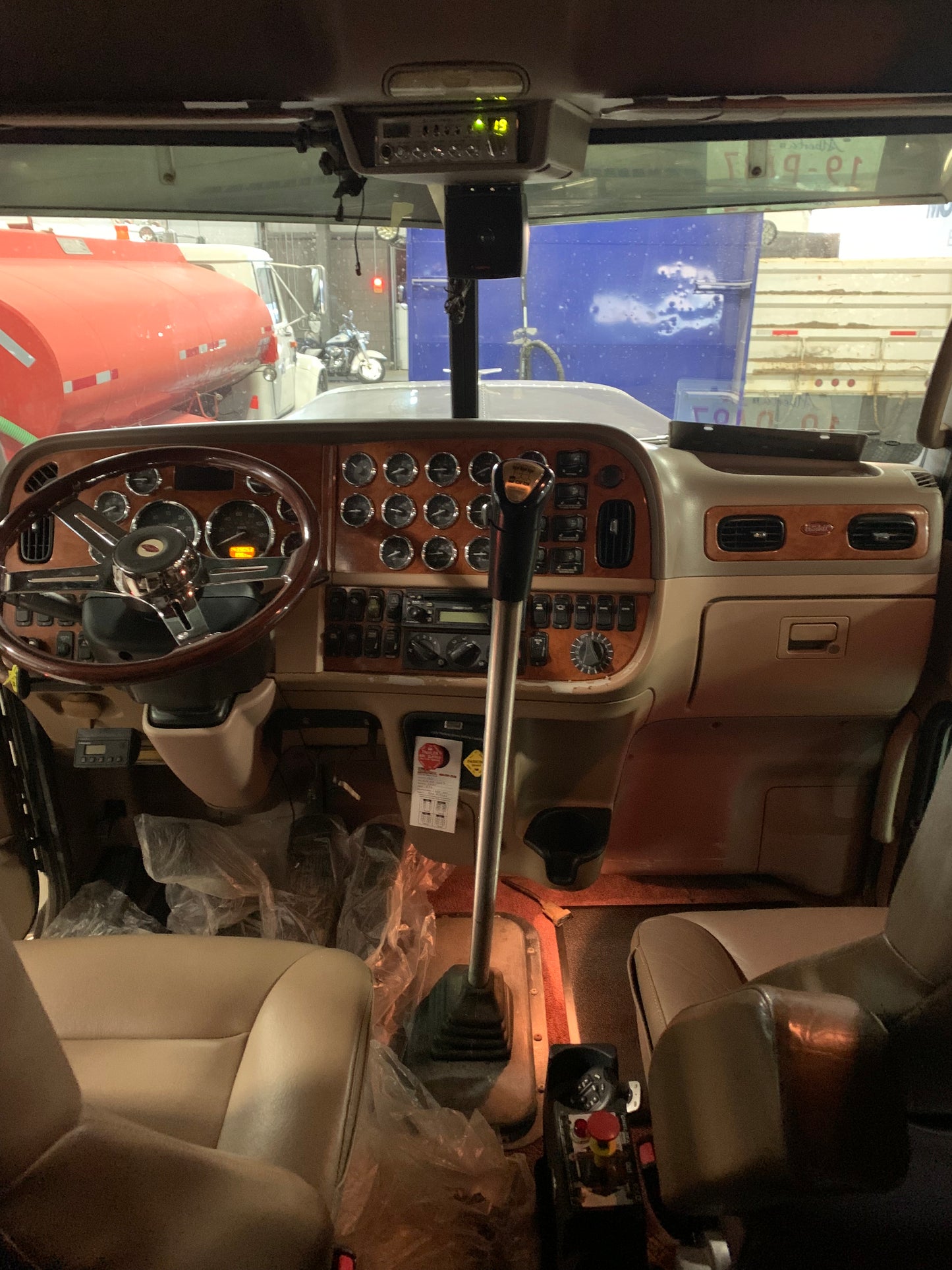 2006 Peterbilt 379 Flat Top Semi