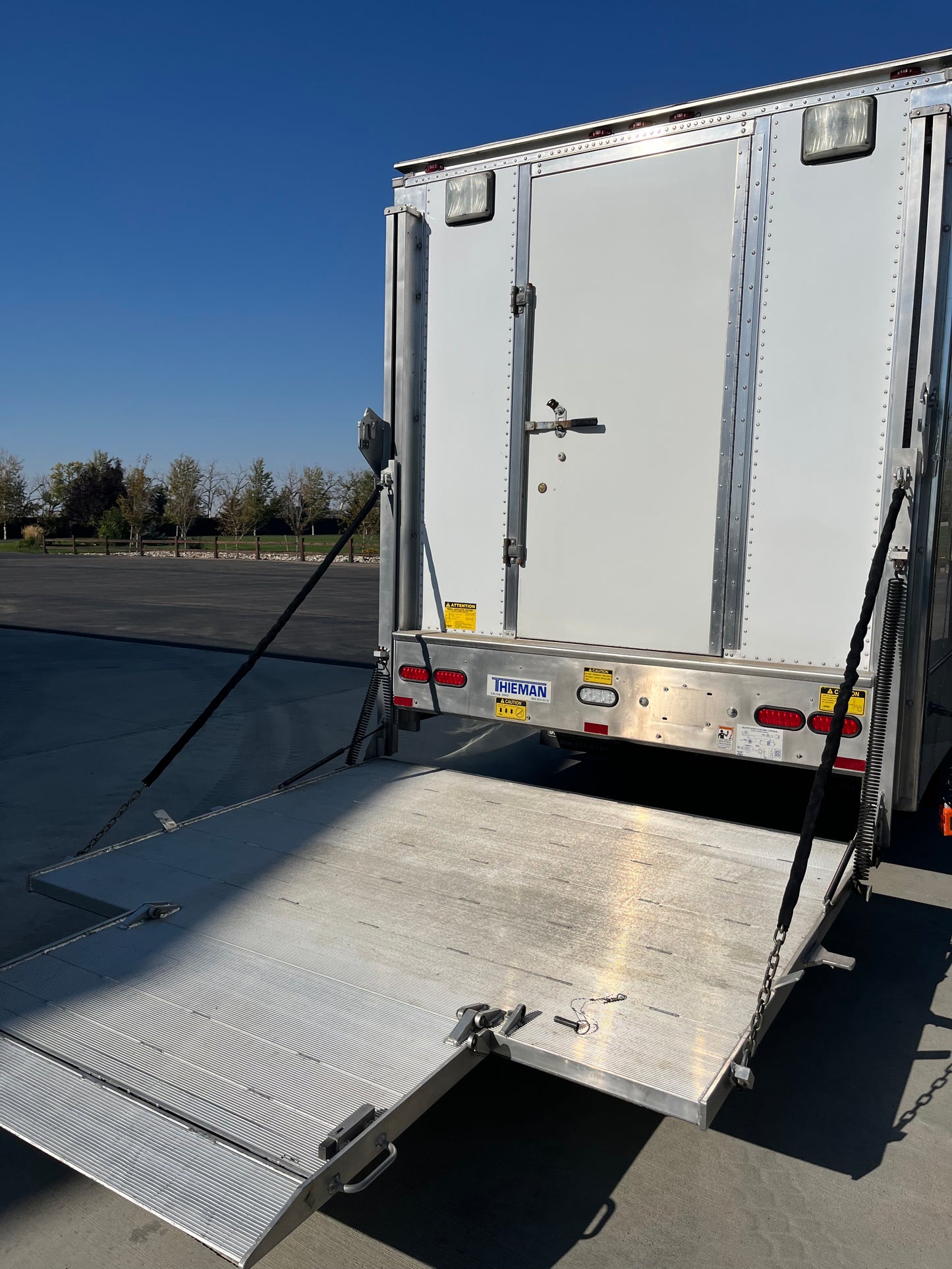 Isuzu Diesel Box Truck w/ Lift Gate