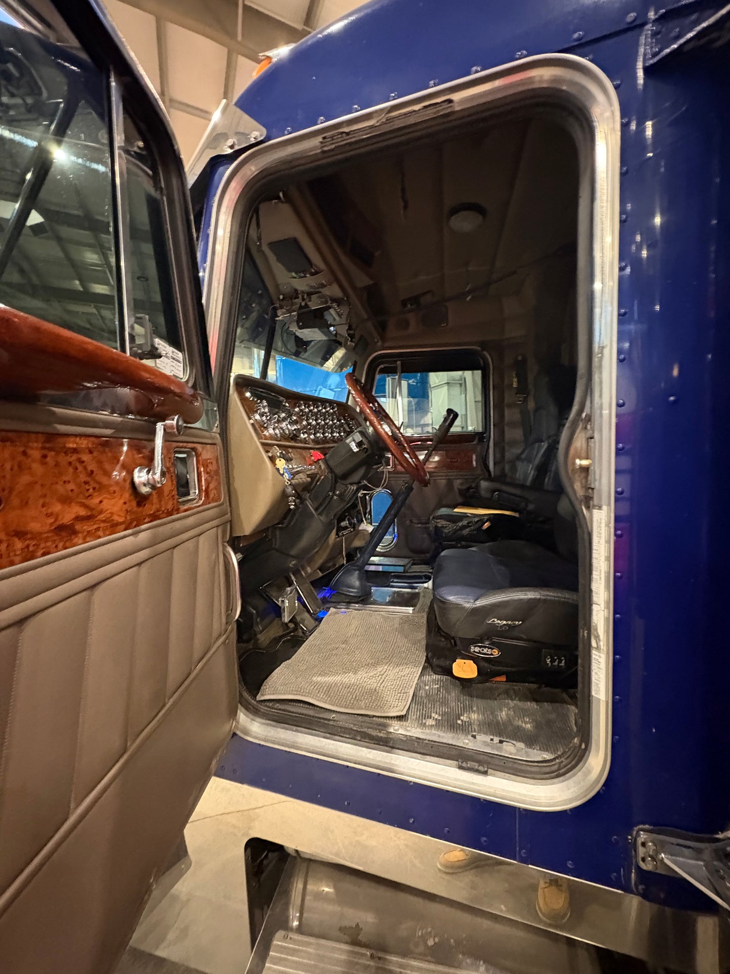 2003 Peterbilt 379 Sleeper Truck