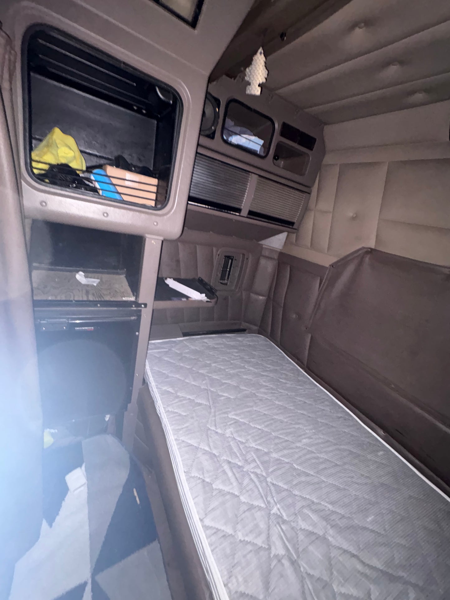 2003 Peterbilt 379 Sleeper Truck