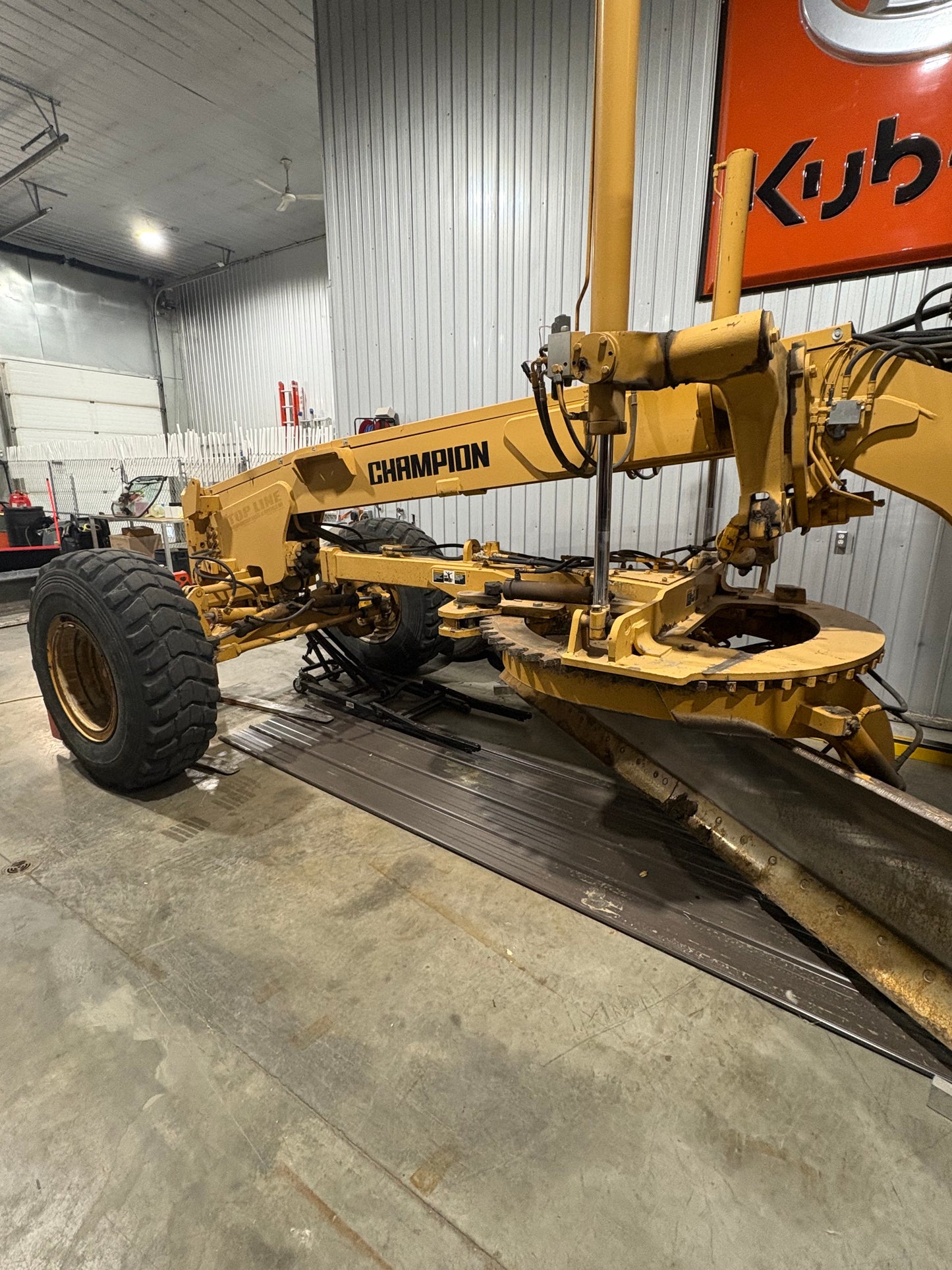 1998 Champion 740A VHP Grader